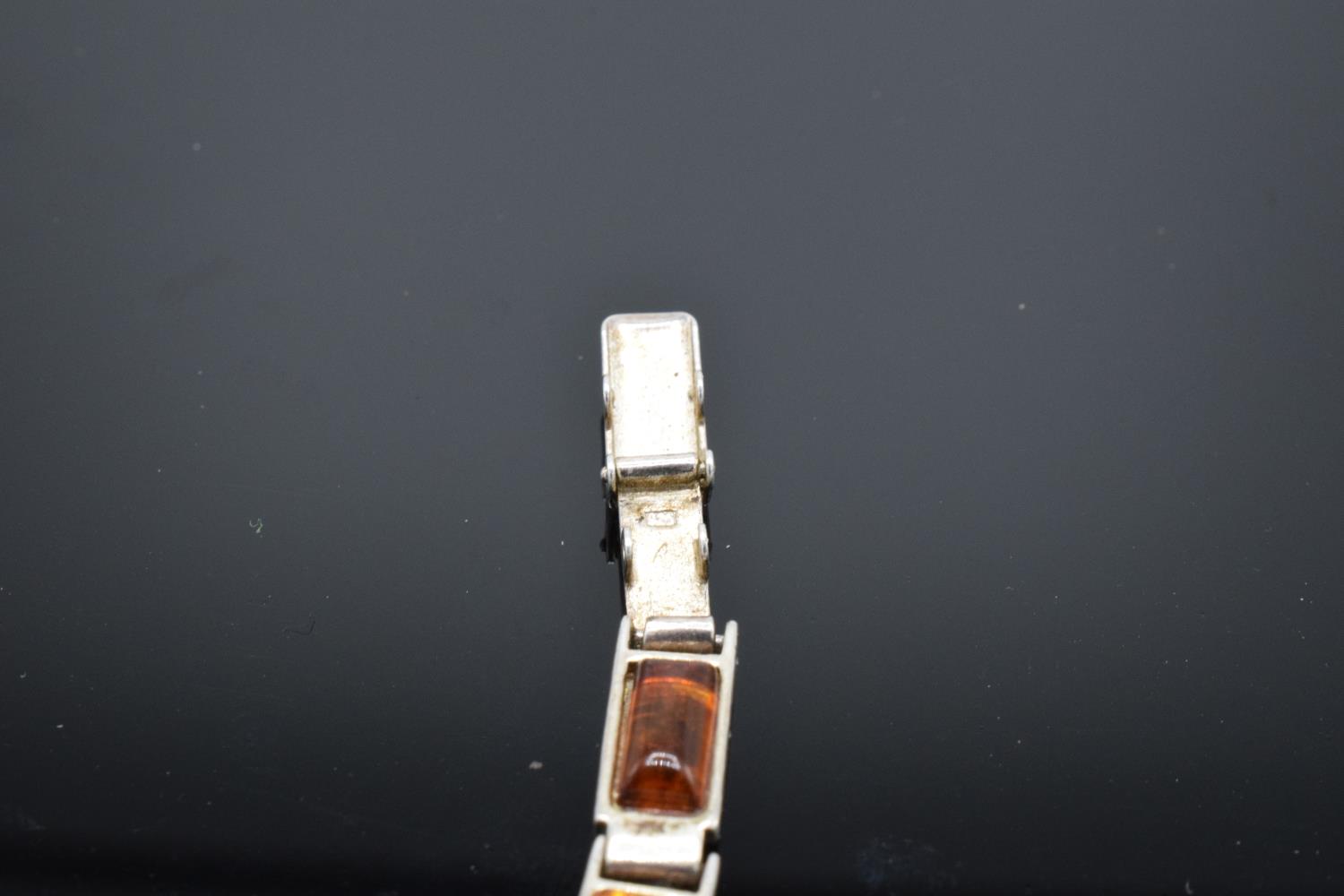 A silver ladies bracelet set with different shades of amber, 18cm in length. 9.8 grams gross weight. - Image 4 of 4