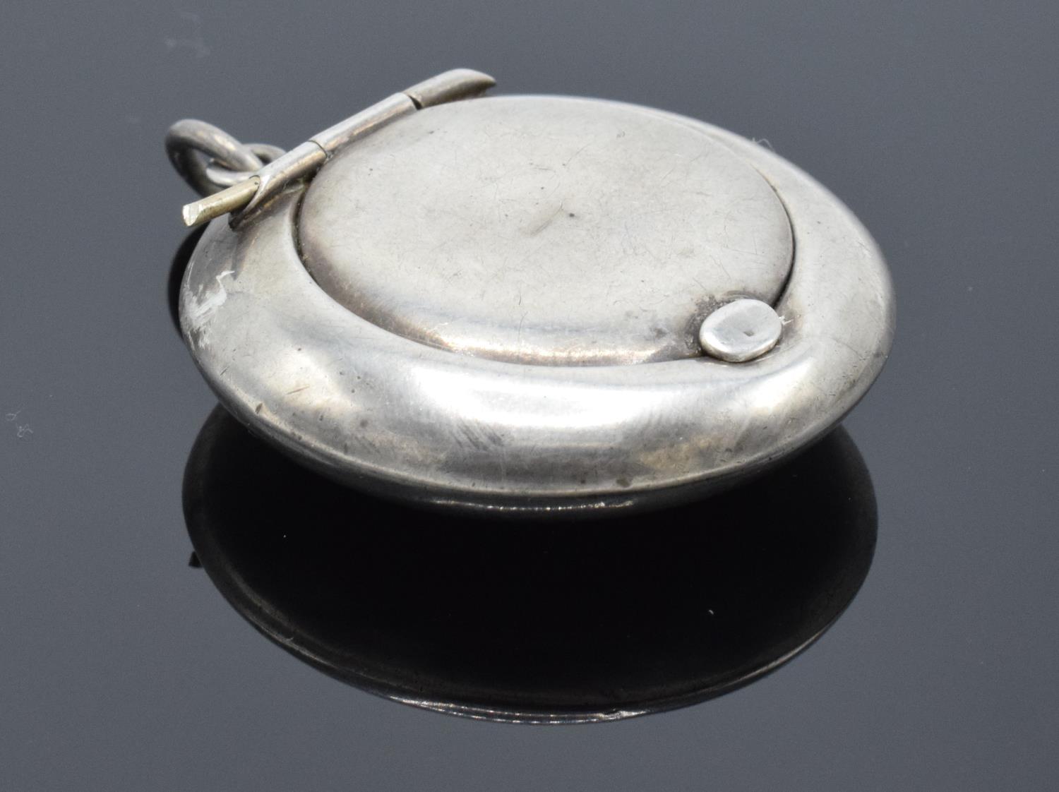 A silver circular compact with mirror contained in the lid Birmingham 1918. 11.9 grams gross weight.