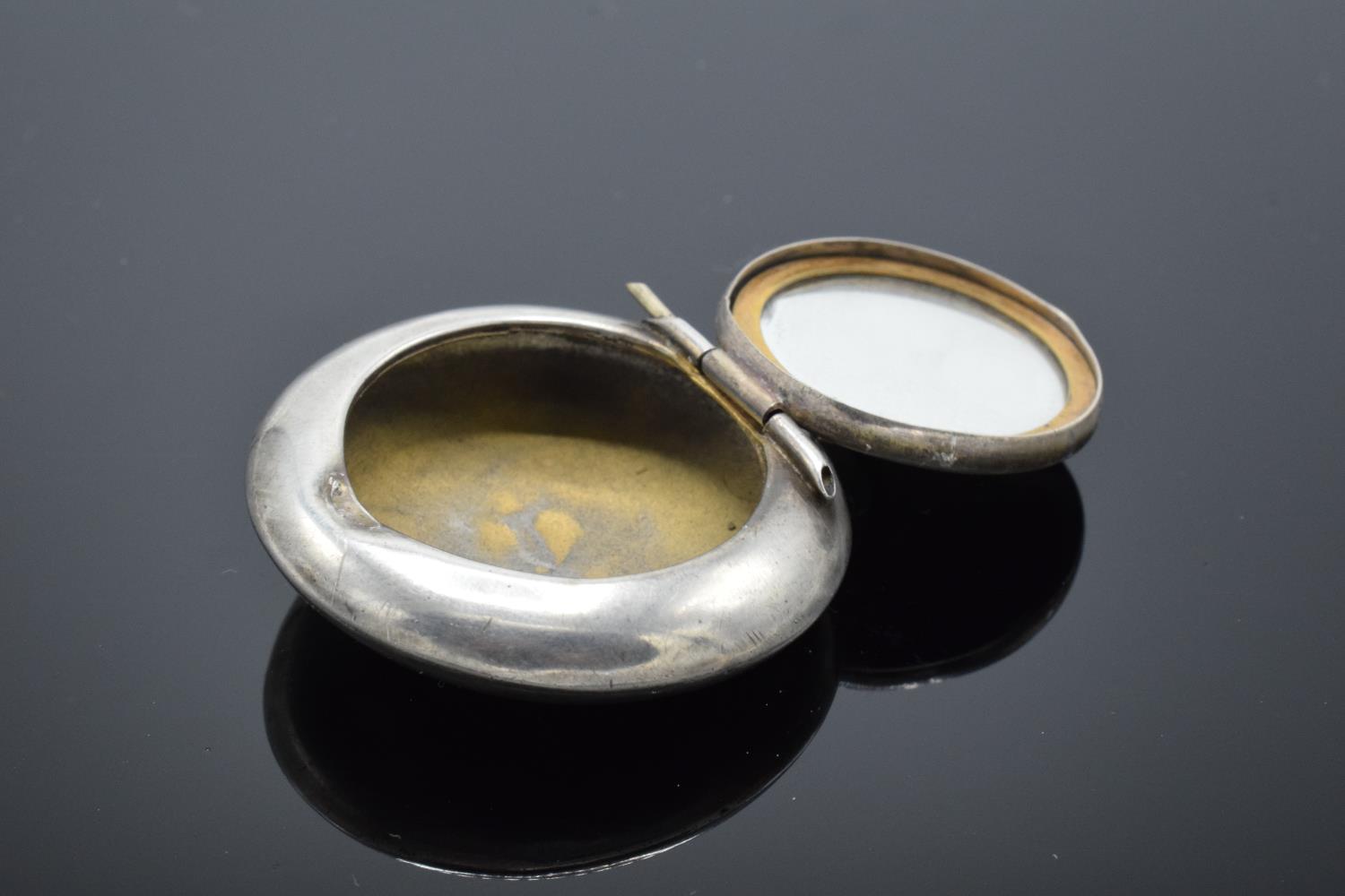 A silver circular compact with mirror contained in the lid Birmingham 1918. 11.9 grams gross weight. - Image 6 of 6