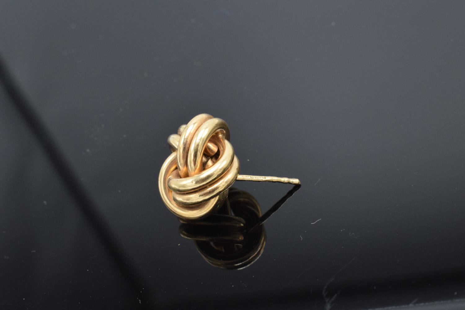 A pair of 9ct gold earrings. 2.8 grams weight. Marks to the stem. - Image 3 of 3