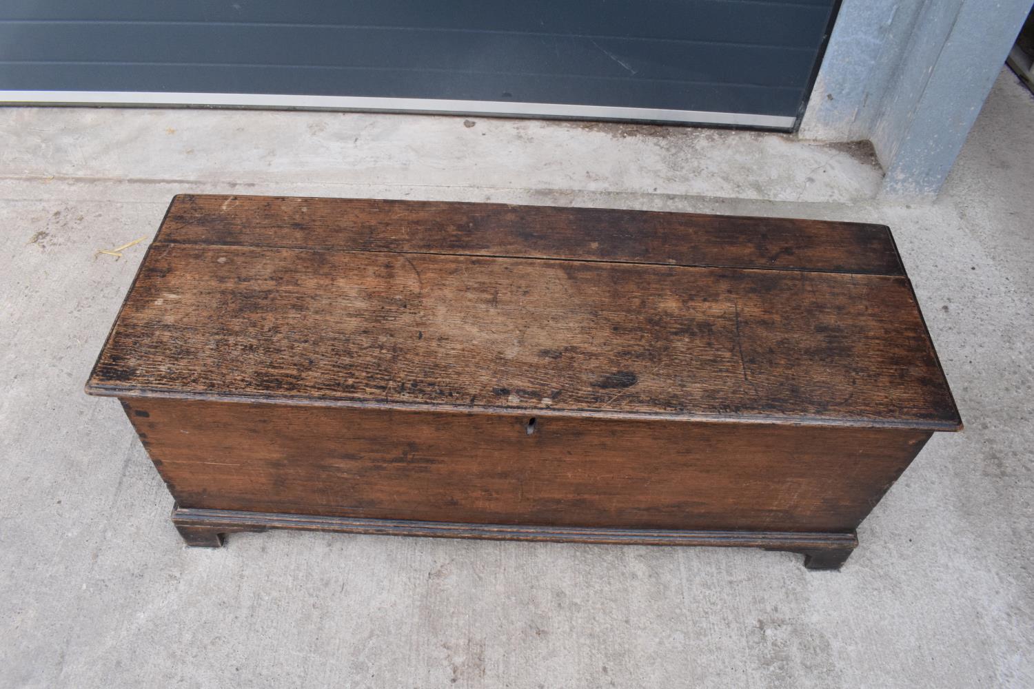 An early 19th century oak chest/ blanket box with a lift up lid. 121 x 44 x 47cm. In good - Image 4 of 13