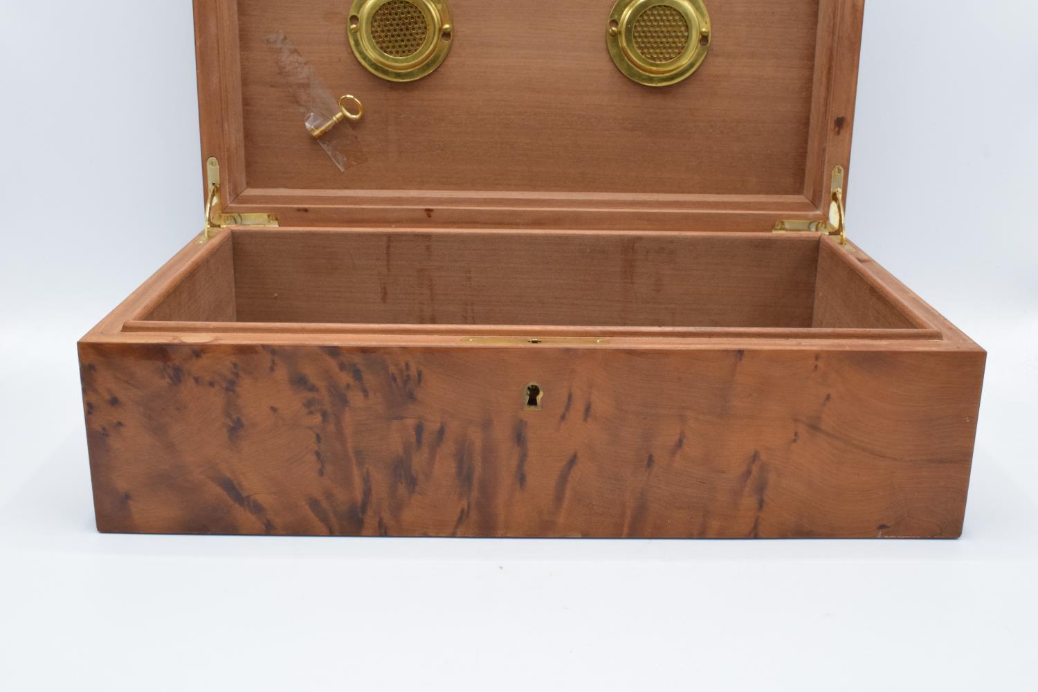 A modern veneered wooden cigar humidor with brass fixtures and fitting with a working lock and - Image 4 of 7