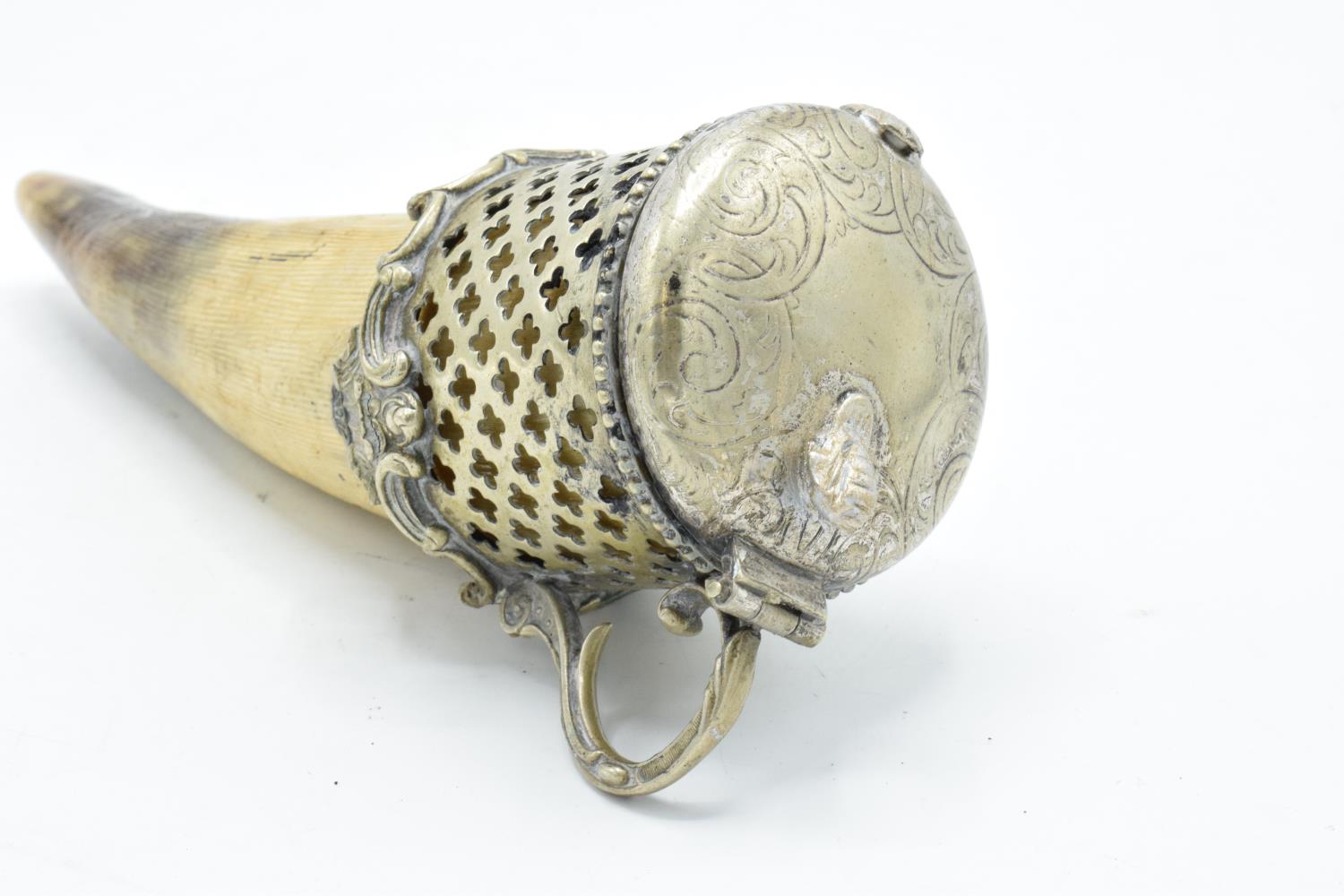 An unusual horn snuff mull/ box with a silver plate lid section and ornate mount. In good - Image 2 of 5