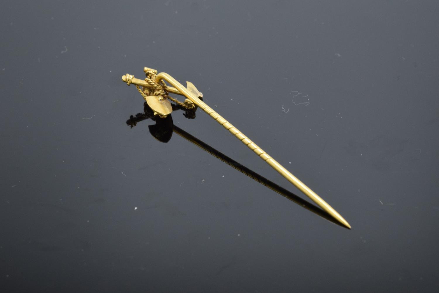 A 9ct gold stick pin in the form of a miner's shovel and pick axe. Tests as 9ct gold. 2.1 grams. 6.5 - Image 3 of 3