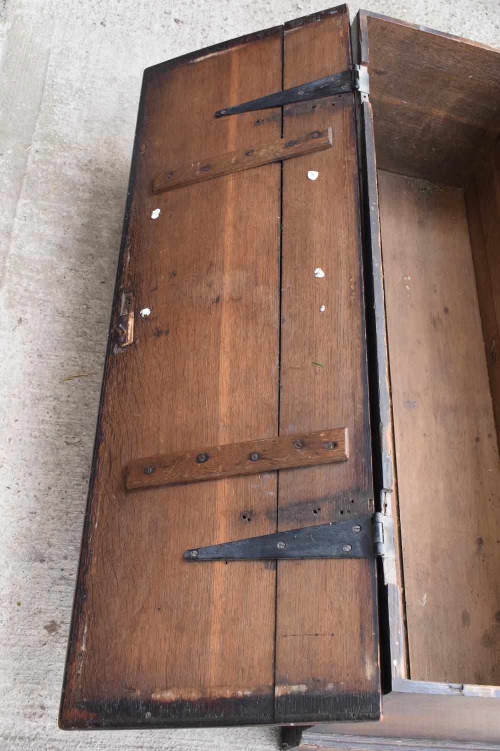 An early 19th century oak chest/ blanket box with a lift up lid. 121 x 44 x 47cm. In good - Image 7 of 13