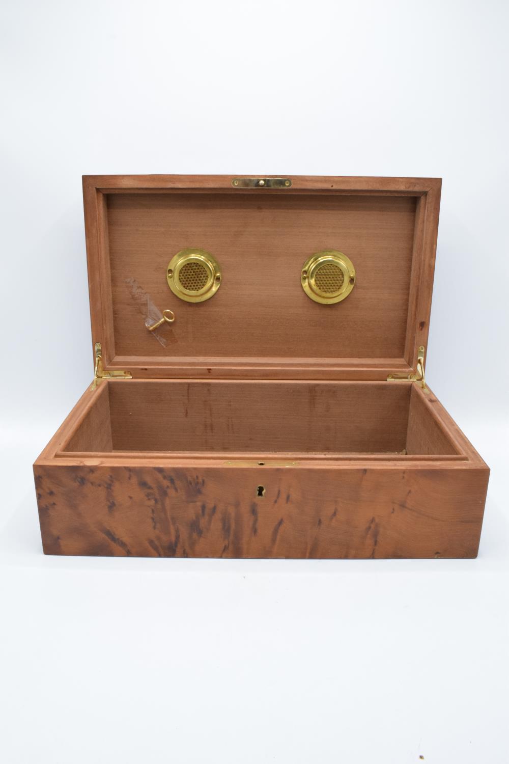 A modern veneered wooden cigar humidor with brass fixtures and fitting with a working lock and - Image 2 of 7