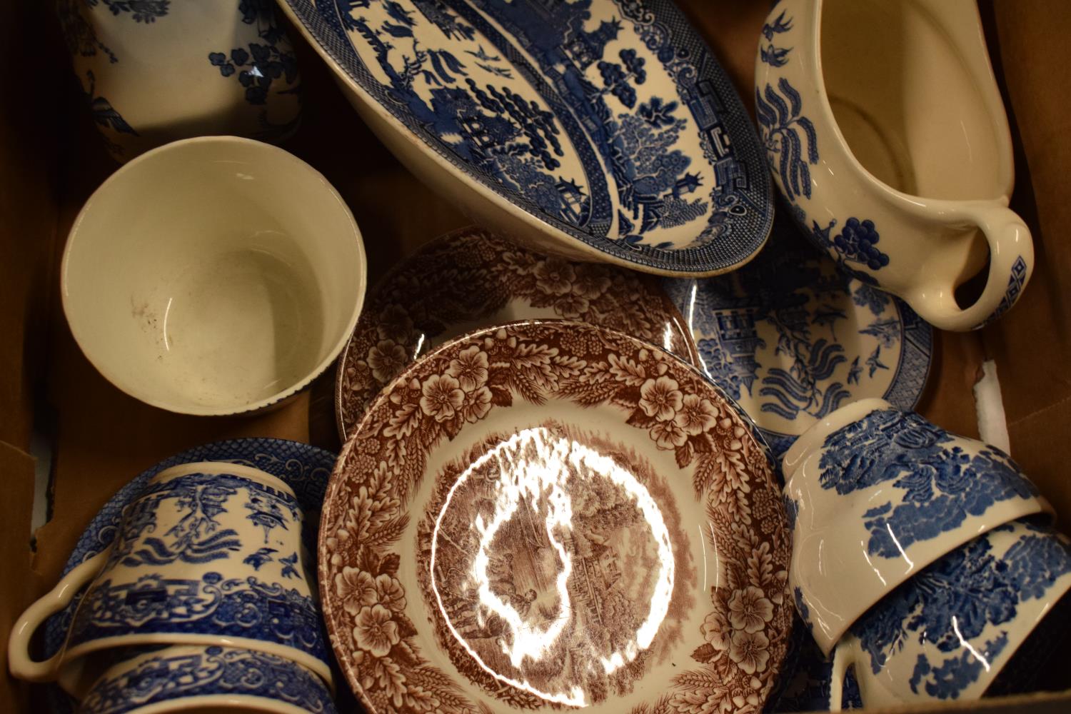 A large collection of 19th and 20th century blue and white pottery to include tea pots, duos, - Image 5 of 8