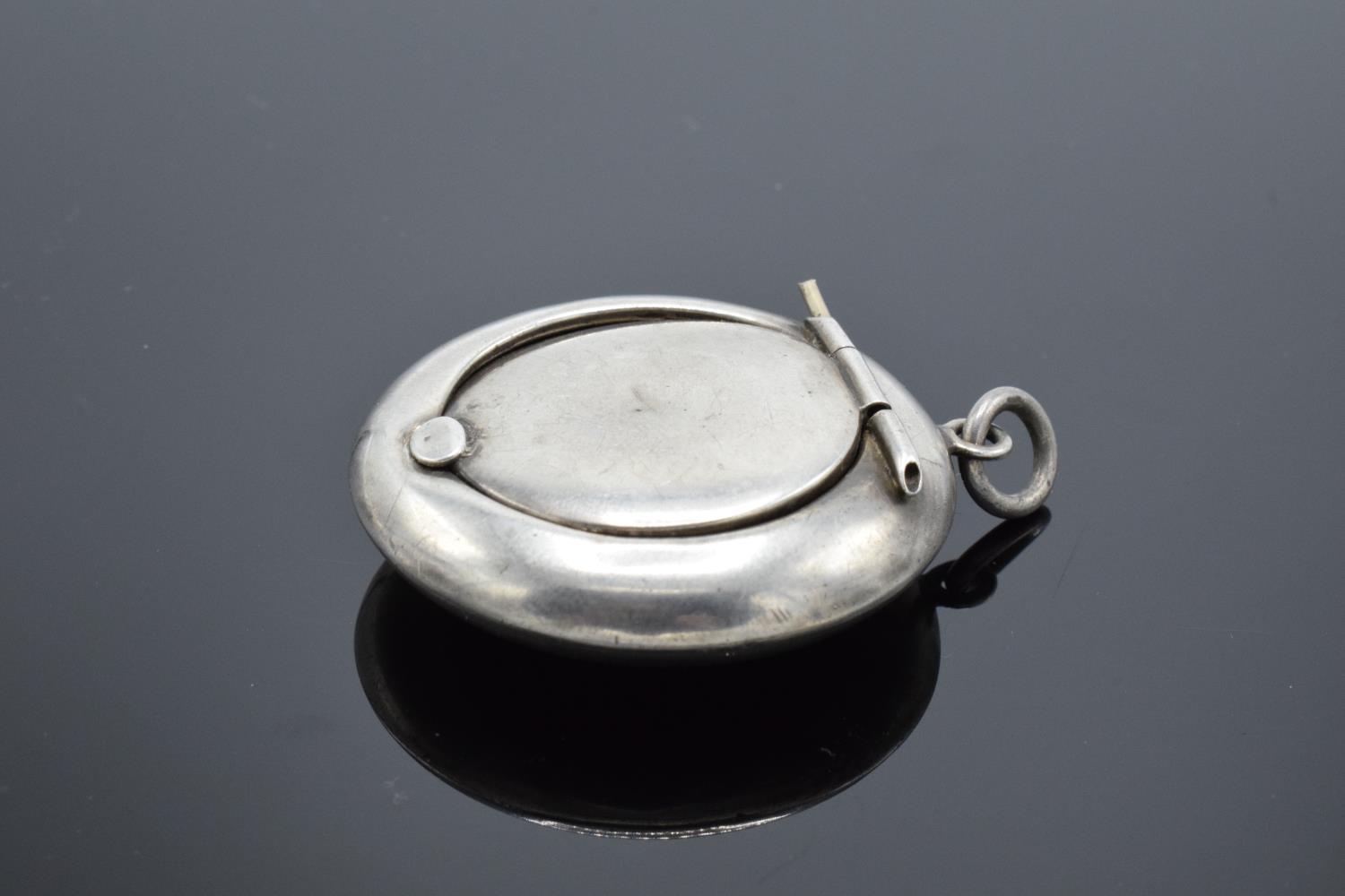 A silver circular compact with mirror contained in the lid Birmingham 1918. 11.9 grams gross weight. - Image 3 of 6