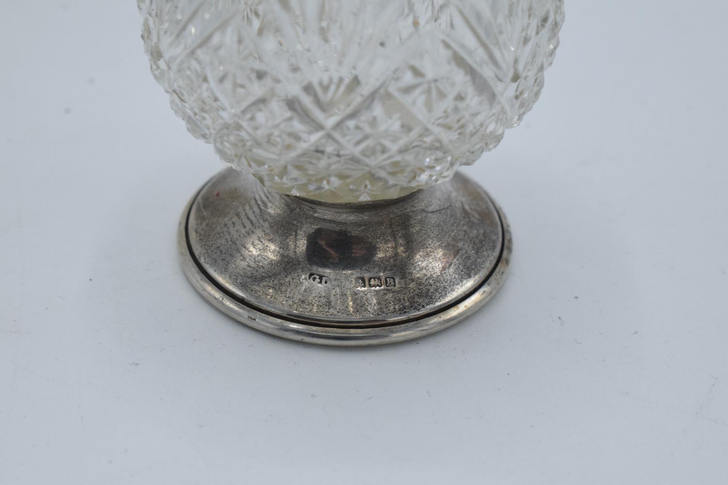 A silver-rimmed glass vase together with a glass cocktail stick holder with a silver base (2). - Image 5 of 5