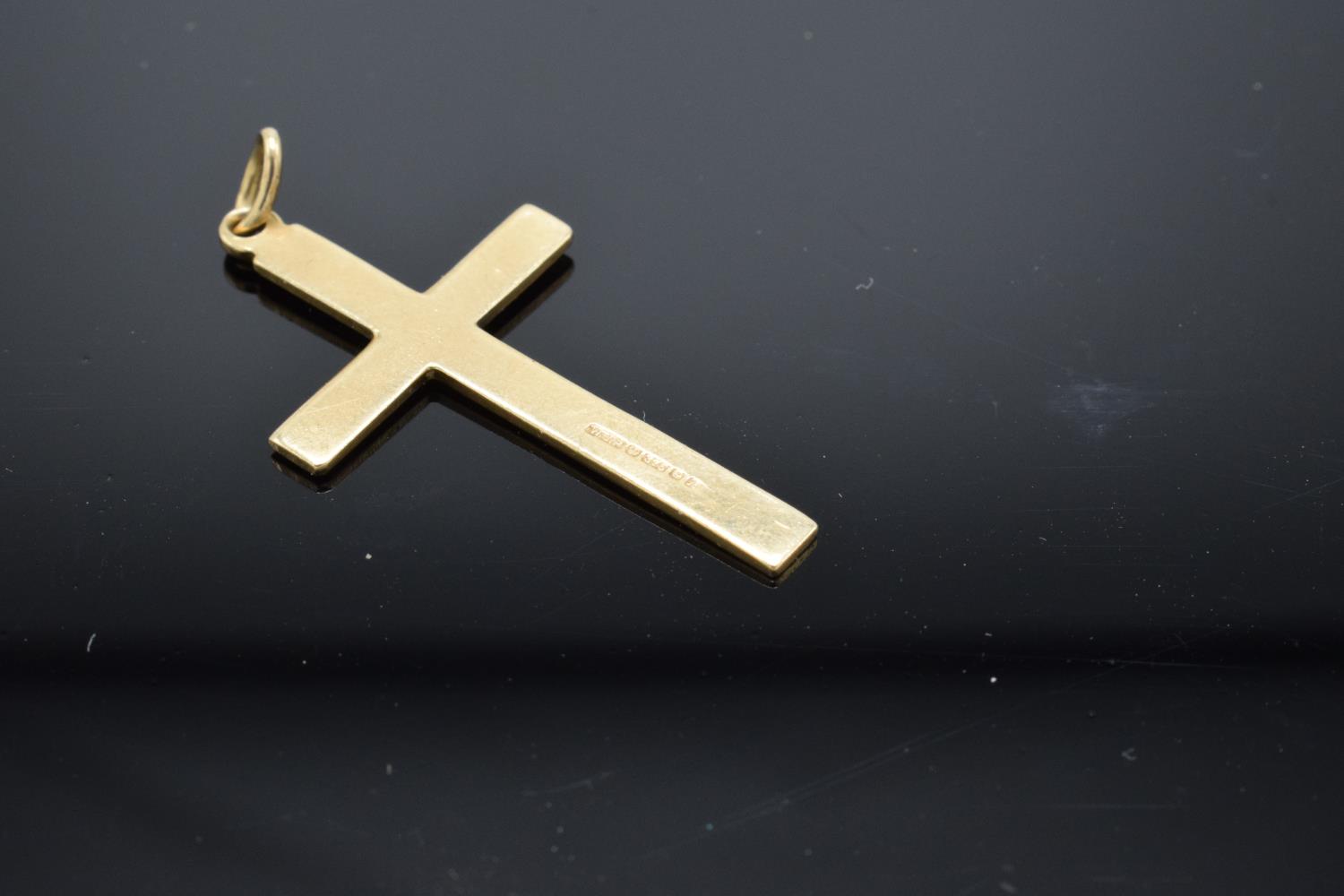 A hallmarked 9ct gold crucifix pendant, 3cm in length. 1.2 grams. - Image 3 of 3