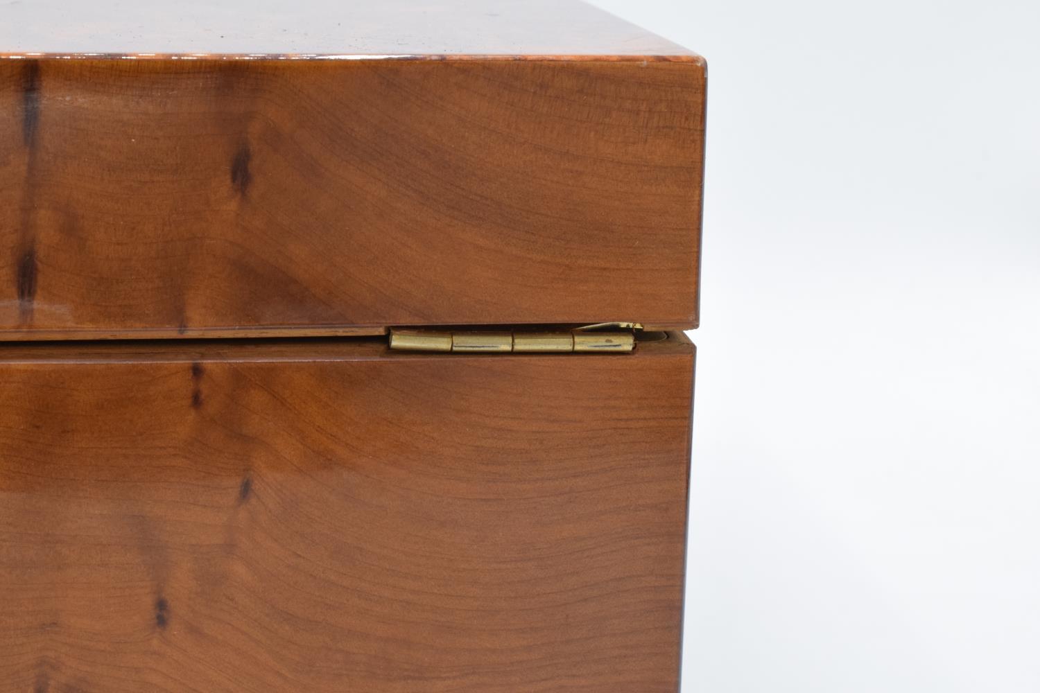 A modern veneered wooden cigar humidor with brass fixtures and fitting with a working lock and - Image 6 of 7