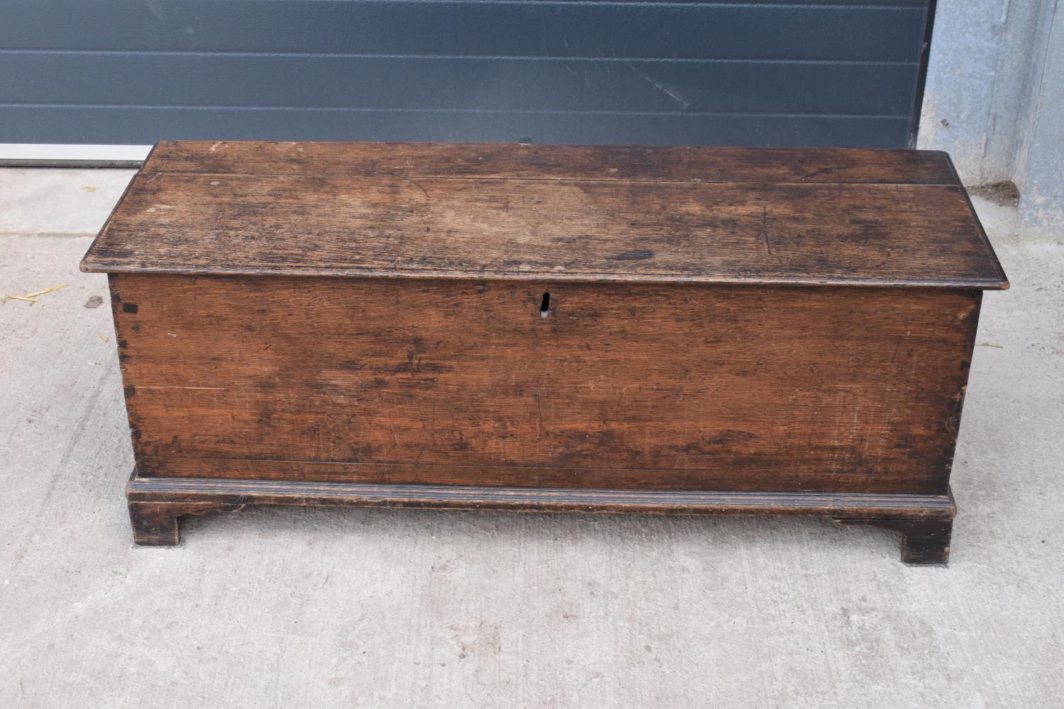 An early 19th century oak chest/ blanket box with a lift up lid. 121 x 44 x 47cm. In good - Image 2 of 13