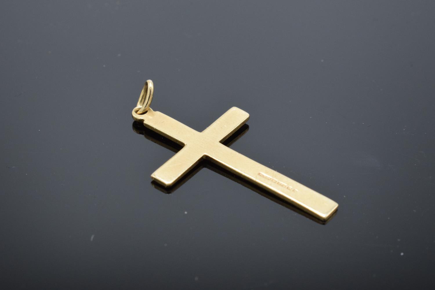 A hallmarked 9ct gold crucifix pendant, 3cm in length. 1.2 grams. - Image 2 of 3