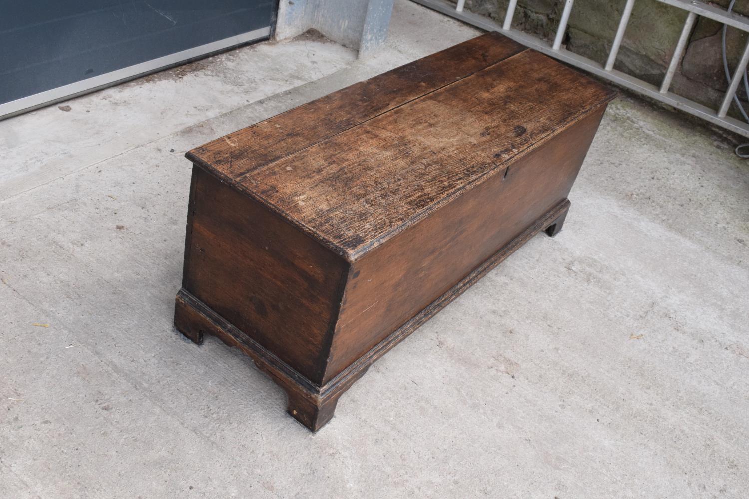 An early 19th century oak chest/ blanket box with a lift up lid. 121 x 44 x 47cm. In good - Image 3 of 13