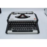 Olympia Traveller de Luxe S vintage typewriter in case. Untested.