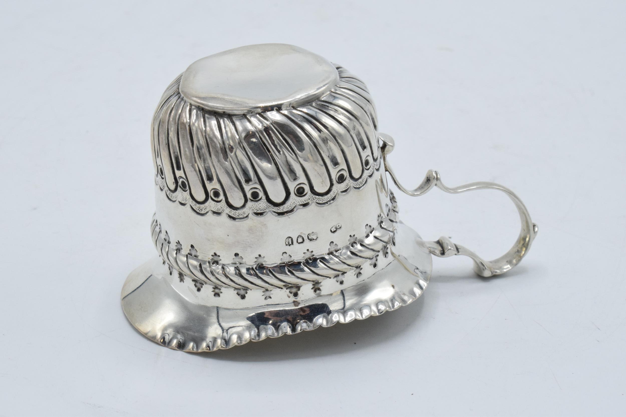 An ornate silver cream jug / sauce jug. London 1890. 53.7 grams. In good condition with some dents - Image 4 of 4