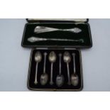 A cased set of 6 tea spoons (61.9 grams) together with a cased silver handled button hook and shoe