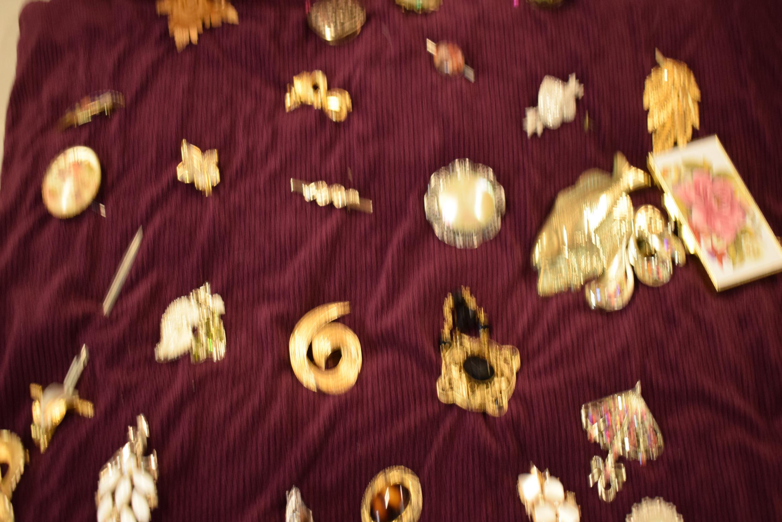 A good collection of costume jewellery brooches as well as pin badges (50+). - Image 4 of 5