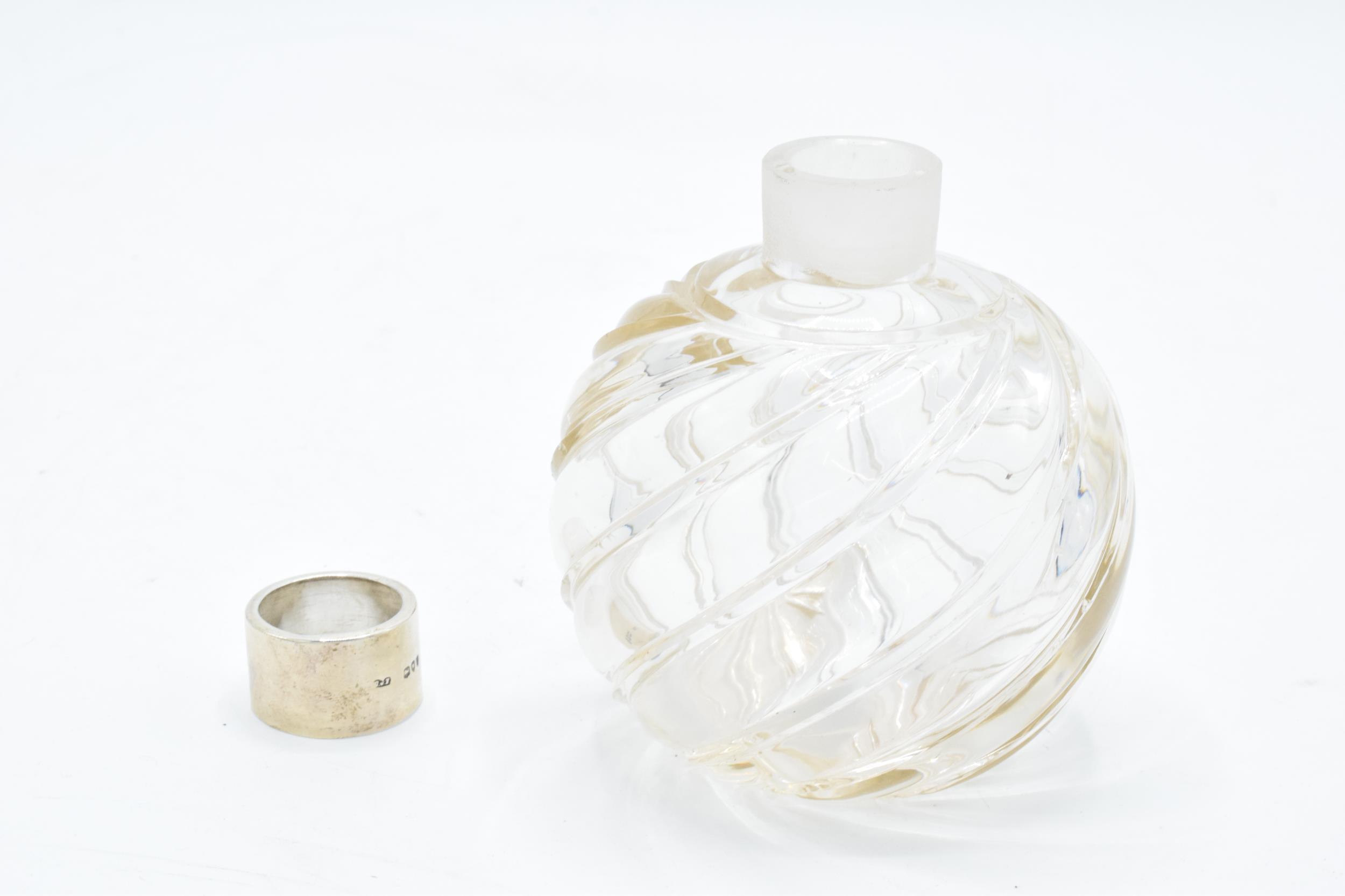Silver topped scent bottle with swirling glass decoration 13cm tall. Hallmarked for London, - Image 6 of 6