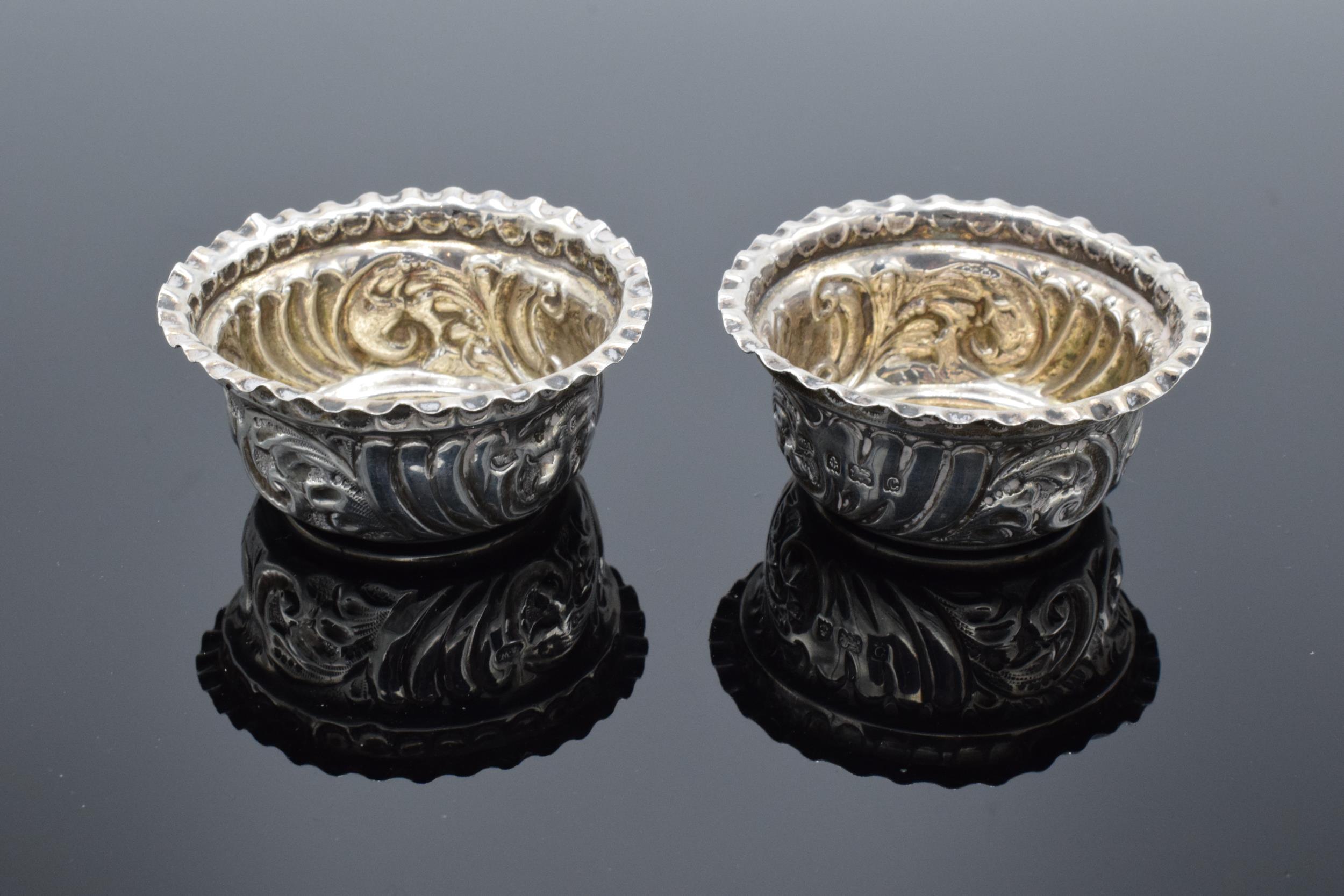 A pair of silver salts (Birmingham 1902 William Aitkin) 24.9 grams. In good condition with no