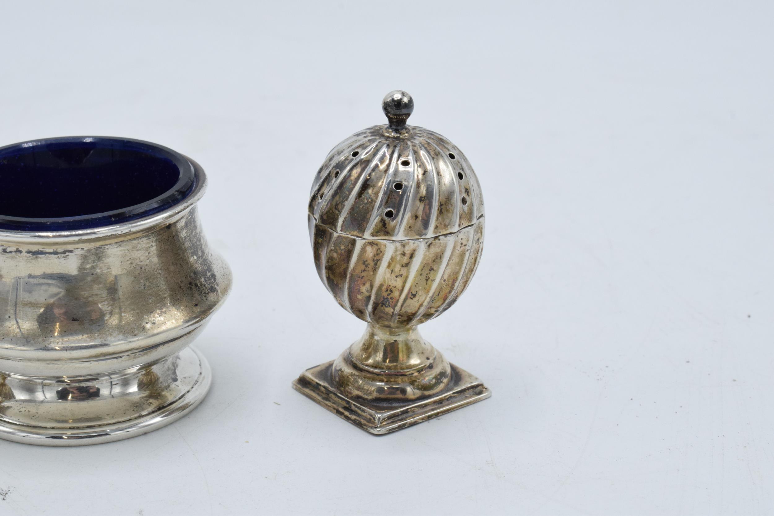 A collection of hallmarked silver items to include acorn shaped cruet shakers (42.3 grams of silver) - Image 2 of 7