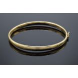 9ct gold oval bangle. 6.0 grams.