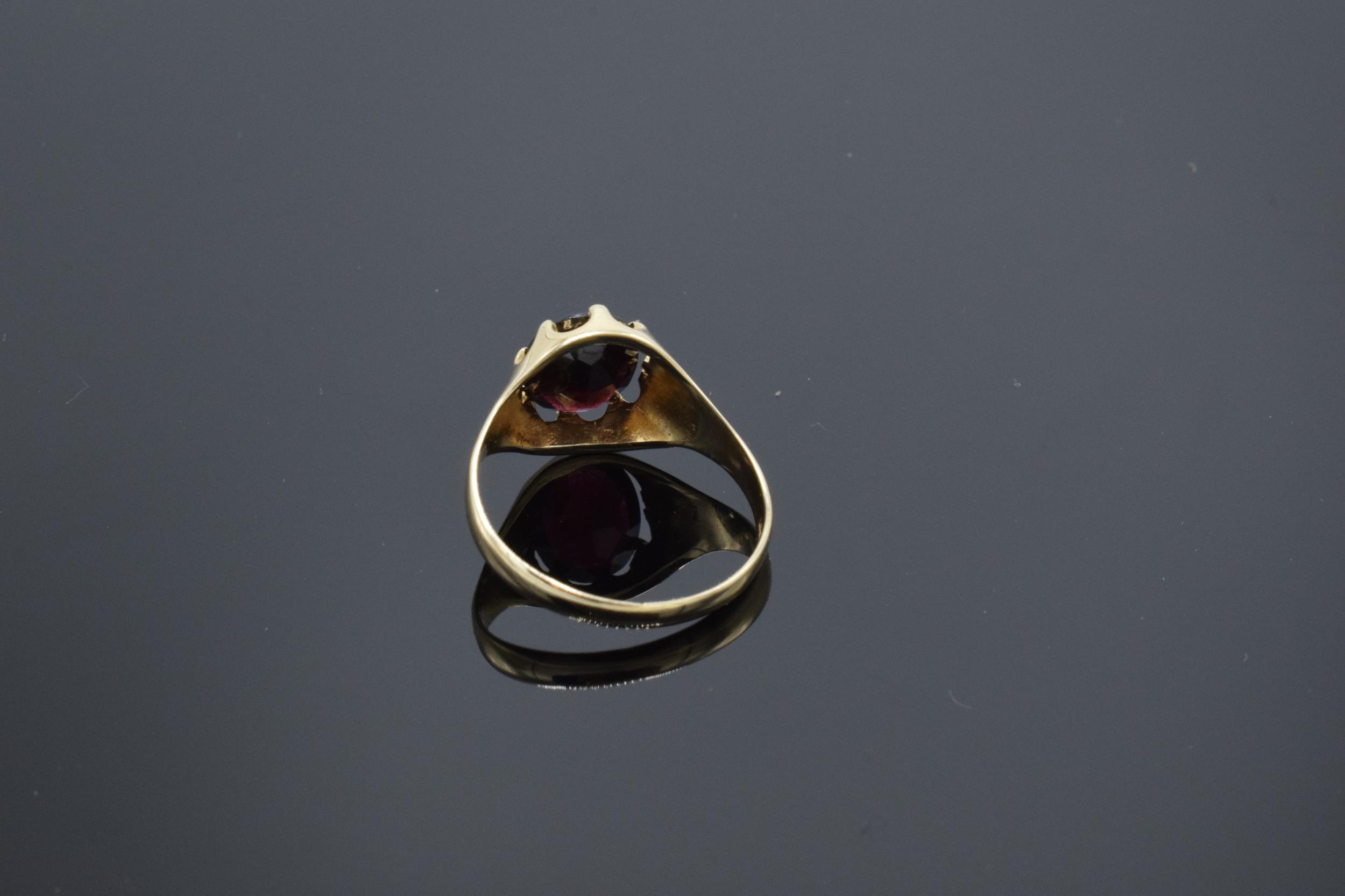 9ct gold ladies garnet ring. 2.6 grams. UK size S. UK hallmarks. - Image 4 of 4