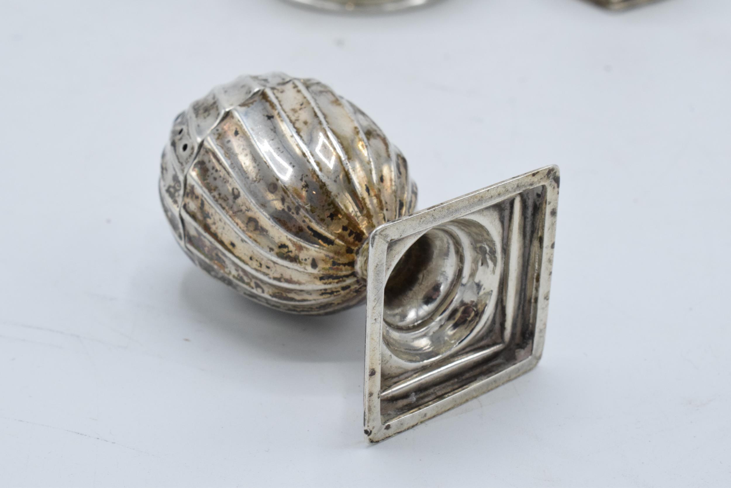 A collection of hallmarked silver items to include acorn shaped cruet shakers (42.3 grams of silver) - Image 4 of 7