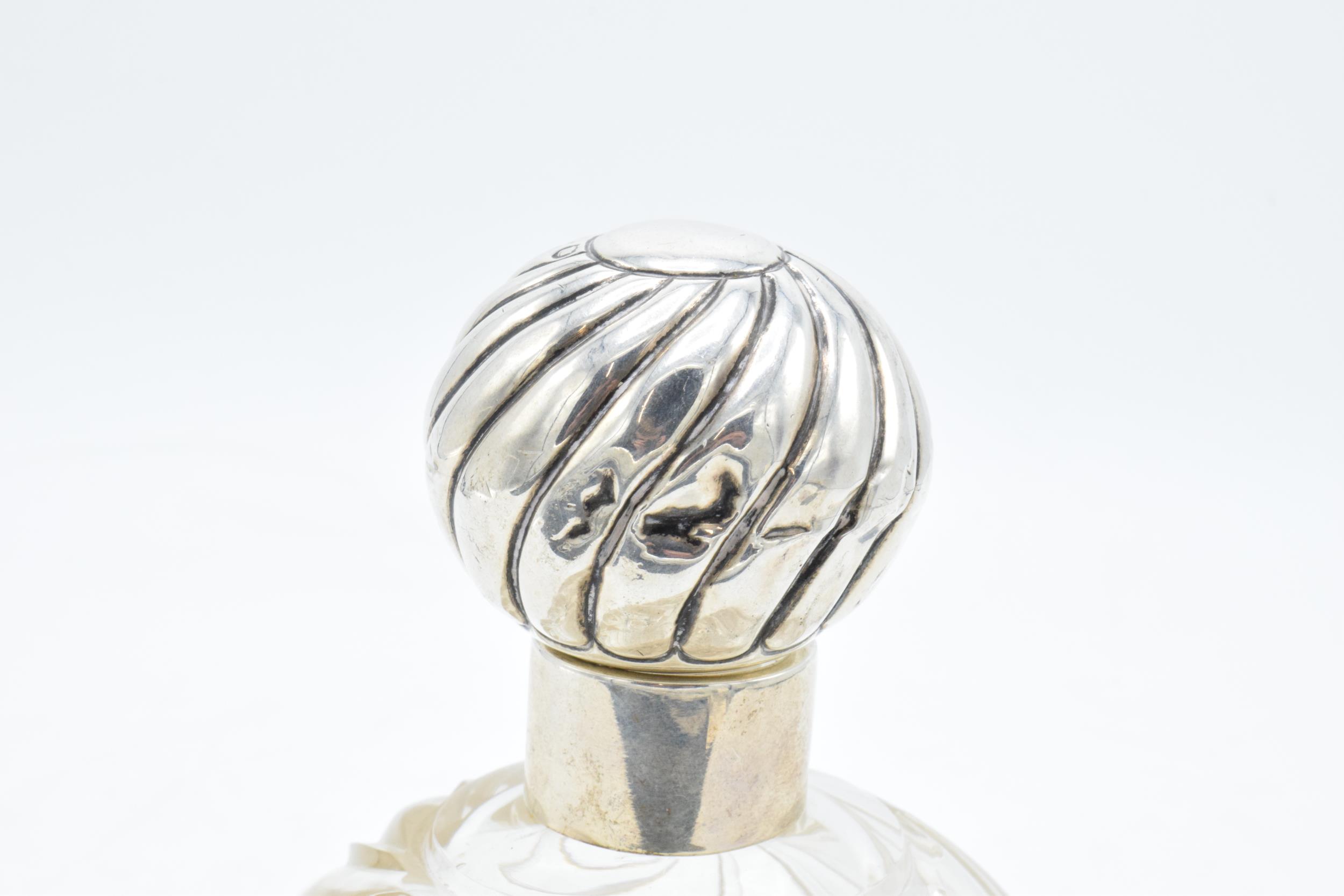 Silver topped scent bottle with swirling glass decoration 13cm tall. Hallmarked for London, - Image 3 of 6