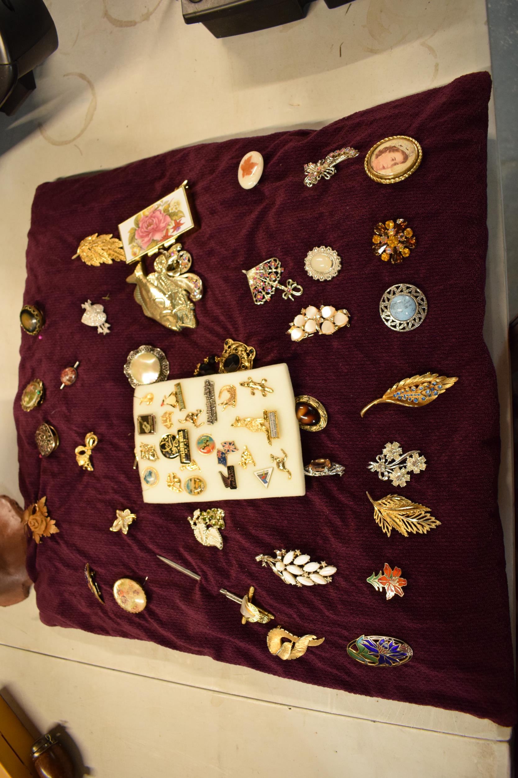 A good collection of costume jewellery brooches as well as pin badges (50+).