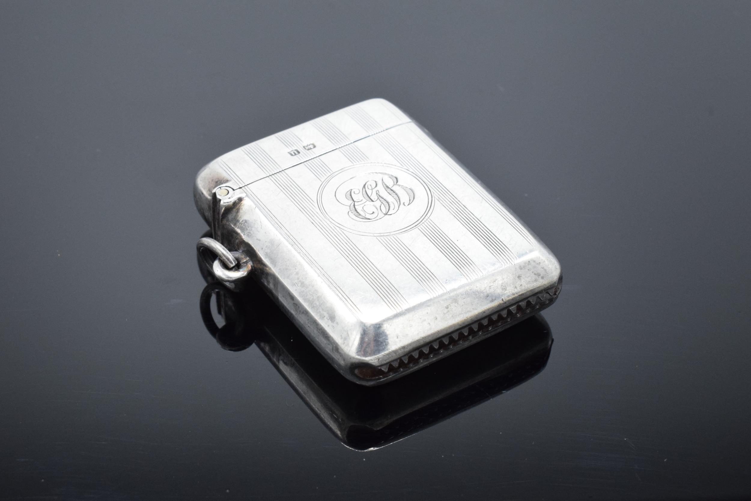 Silver vesta case hallmarked for Birmingham 1919. 32.7 grams.