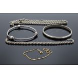 A collection of jewellery to include a gold chain (0.8 grams), silver and silver coloured metal