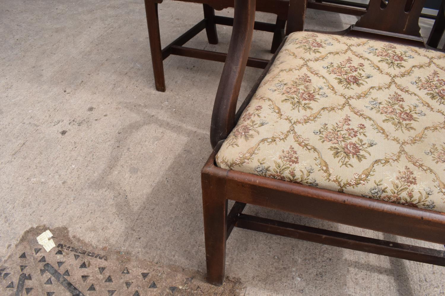 George III mahogany set of country Chippendale style dining chairs to consist of 2 carver chairs - Image 6 of 9