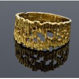 9ct gold ring with a textured design. 2.8 grams. Size P.
