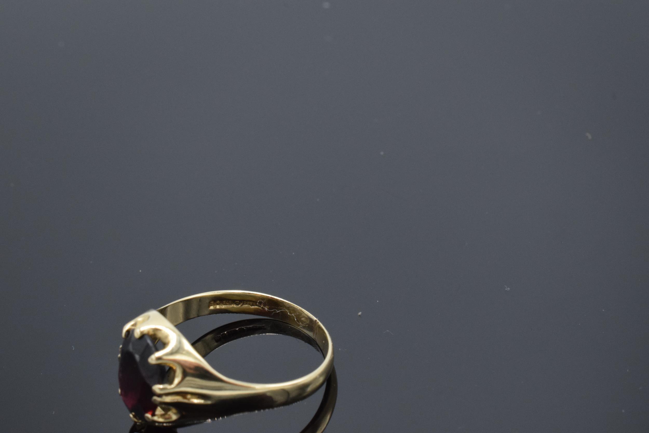 9ct gold ladies garnet ring. 2.6 grams. UK size S. UK hallmarks. - Image 3 of 4