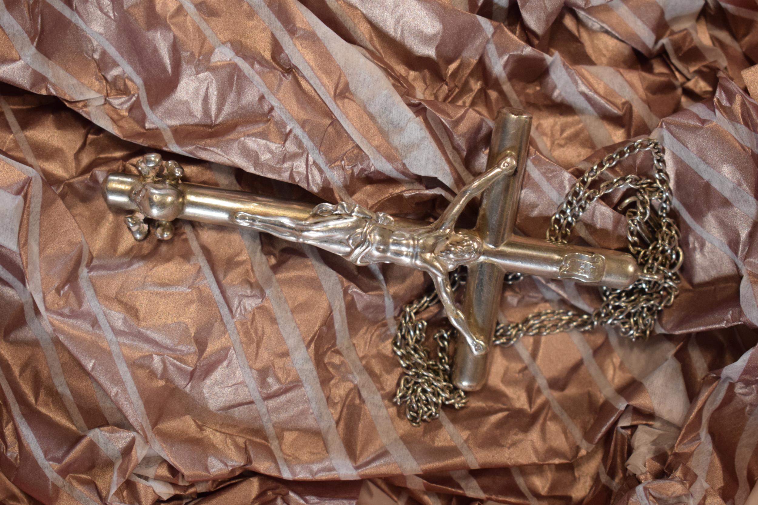 A collection of jewellery to include a silver coloured INRI crucifix (38.9 grams), silver 925 - Image 3 of 9