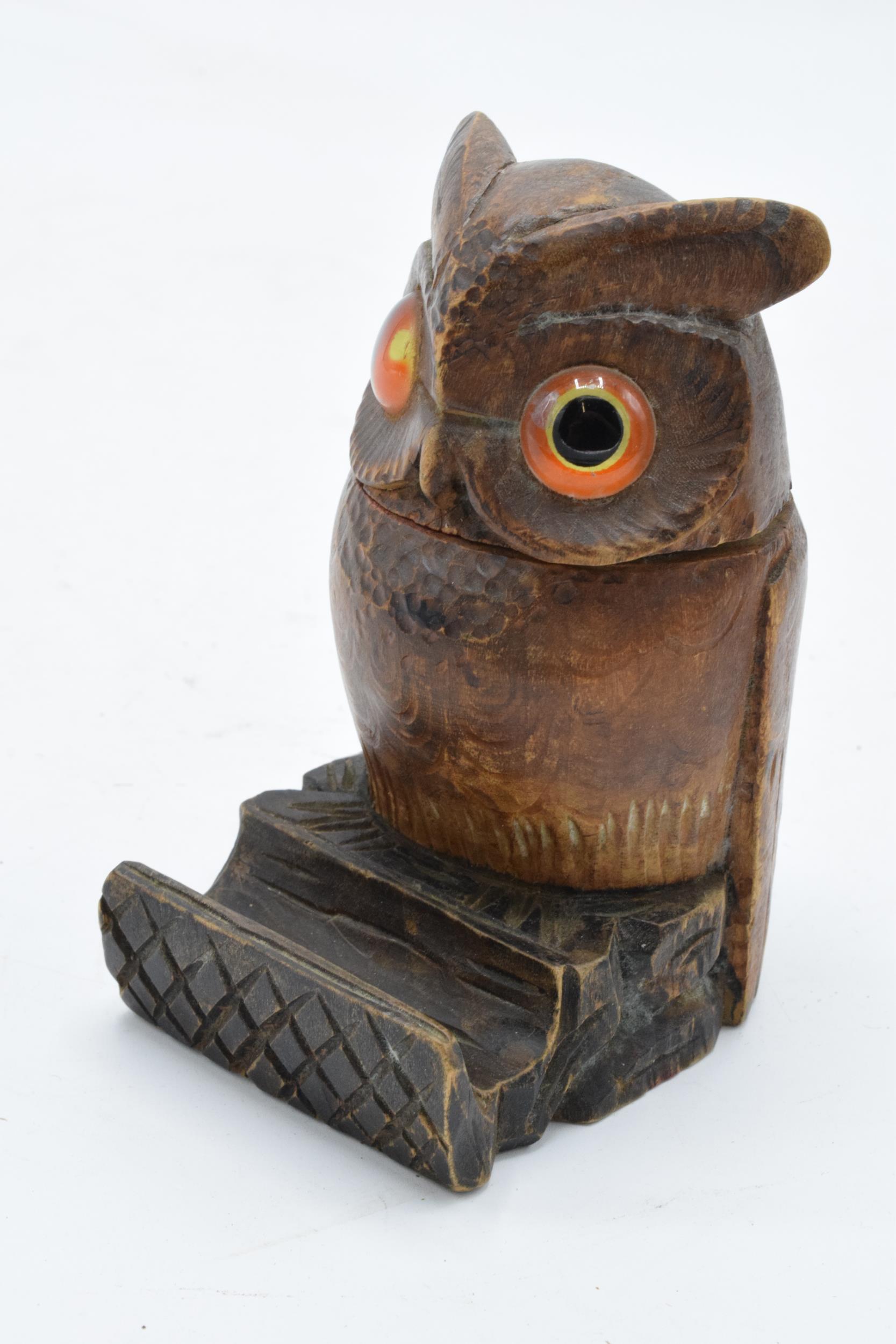 A treen owl inkwell with glass eyes in the Black Forest style. 10cm tall. (1226). - Image 3 of 5