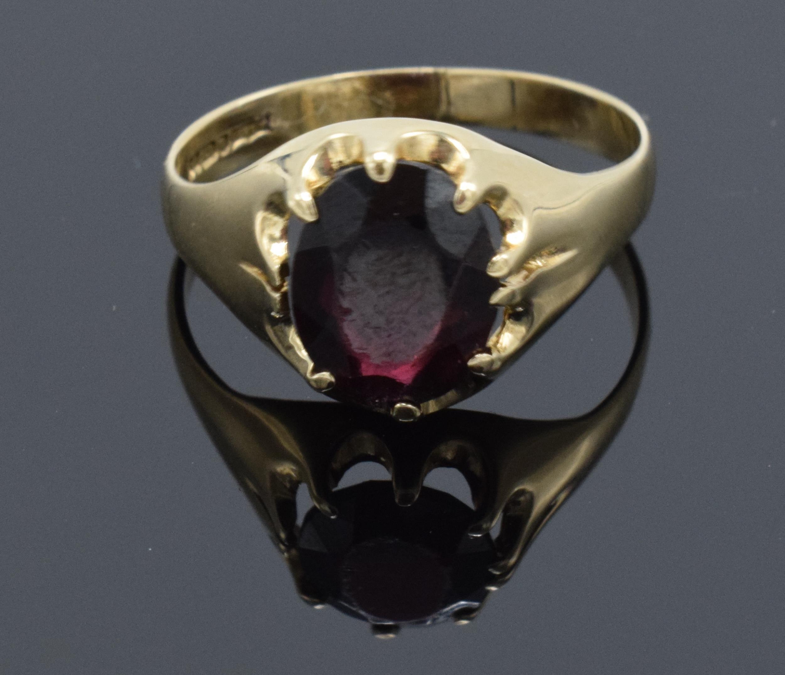 9ct gold ladies garnet ring. 2.6 grams. UK size S. UK hallmarks.