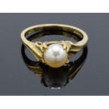 9ct gold ring set with a cultured pearl. 2.7 grams. UK size O.