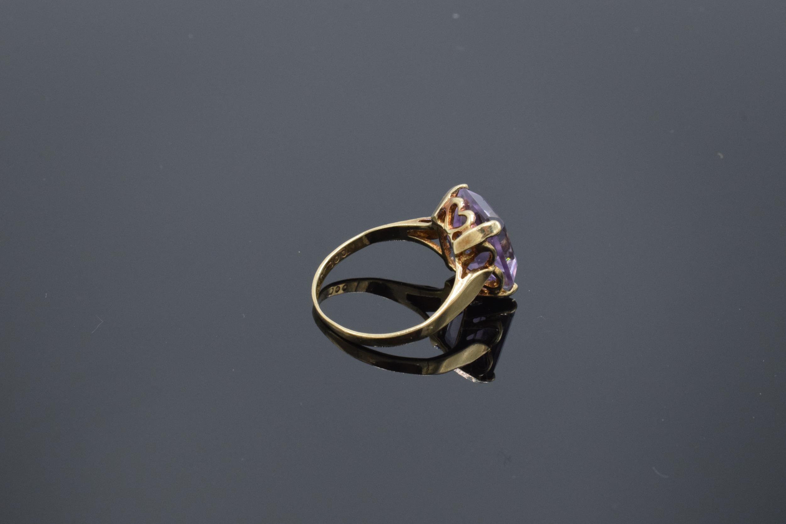 9ct gold ladies ring set with a large amethyst stone. 3.1 grams. UK size O/P. Hallmarks slightly - Image 3 of 4