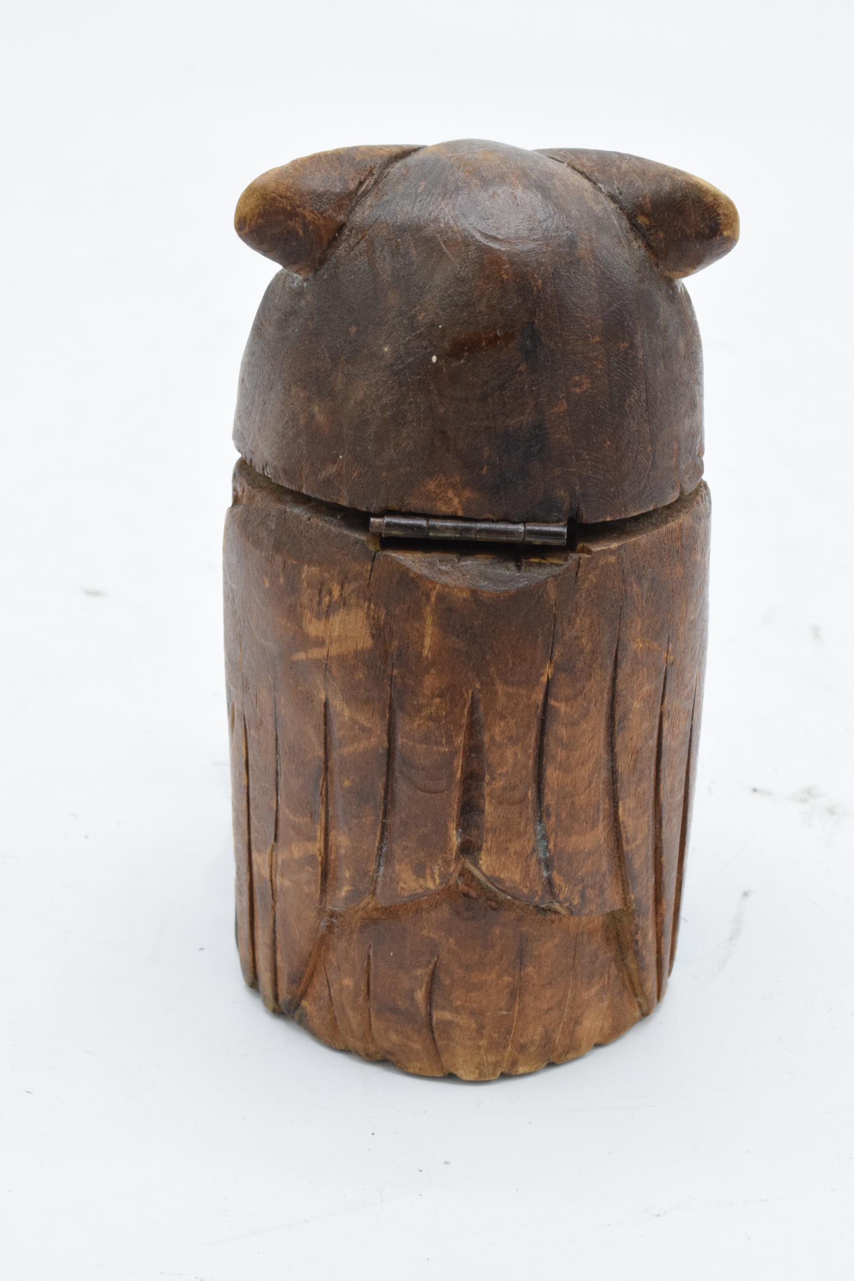 A treen owl inkwell with glass eyes in the Black Forest style. 10cm tall. (1226). - Image 2 of 5