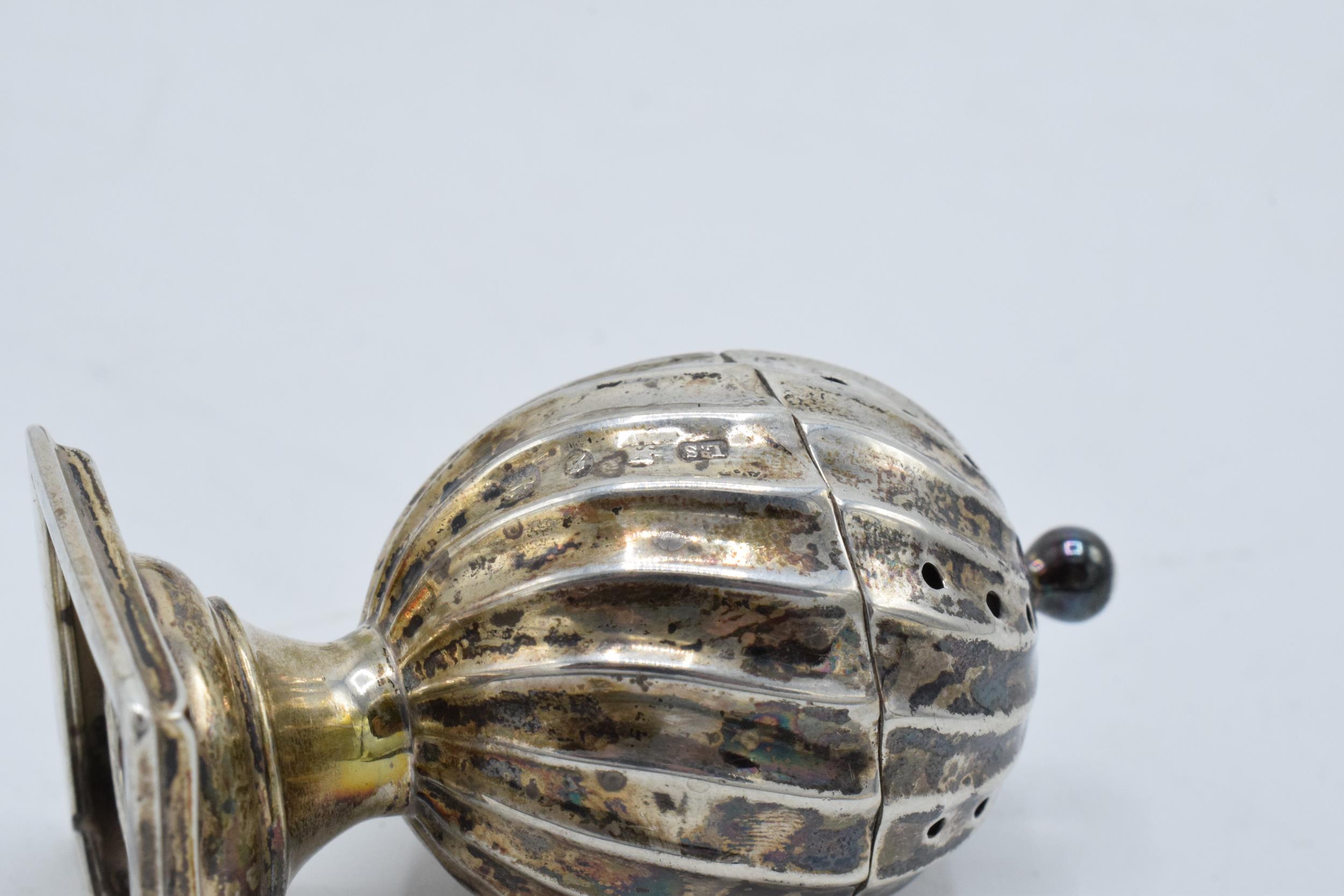 A collection of hallmarked silver items to include acorn shaped cruet shakers (42.3 grams of silver) - Image 6 of 7