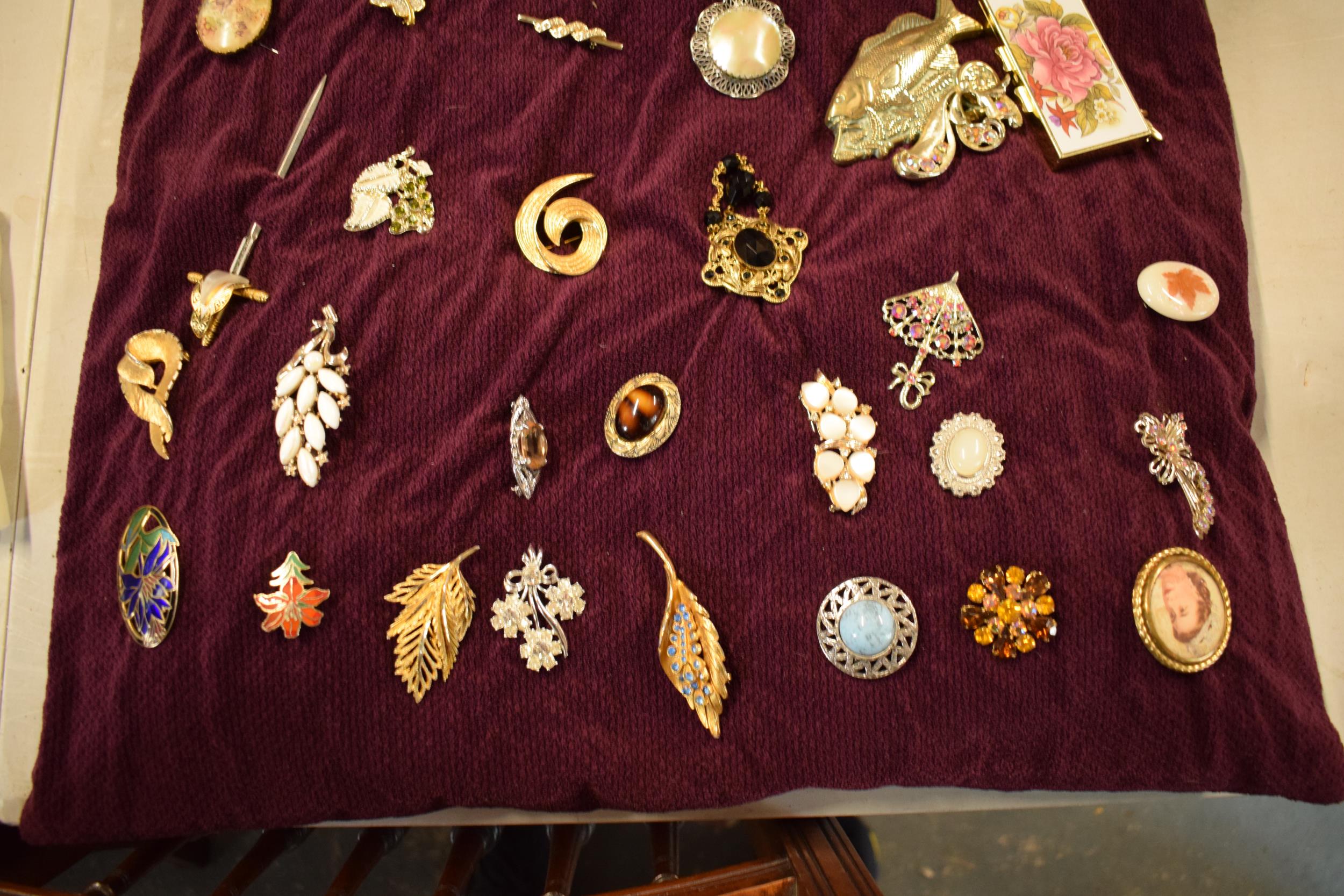 A good collection of costume jewellery brooches as well as pin badges (50+). - Image 3 of 5