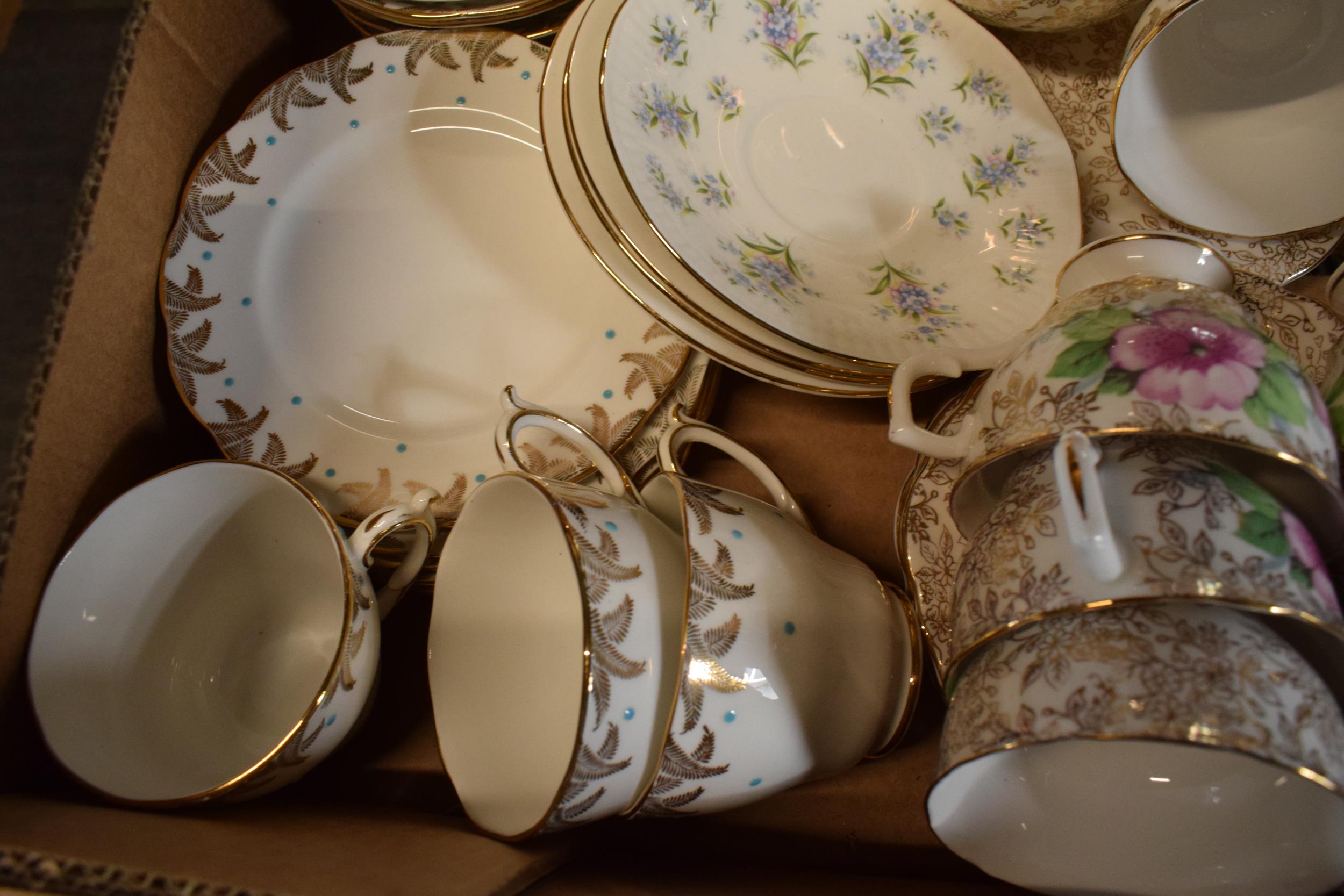 A collection of items to include 2 tea sets to include trios, milk and sugars, cake plates plus - Image 4 of 5