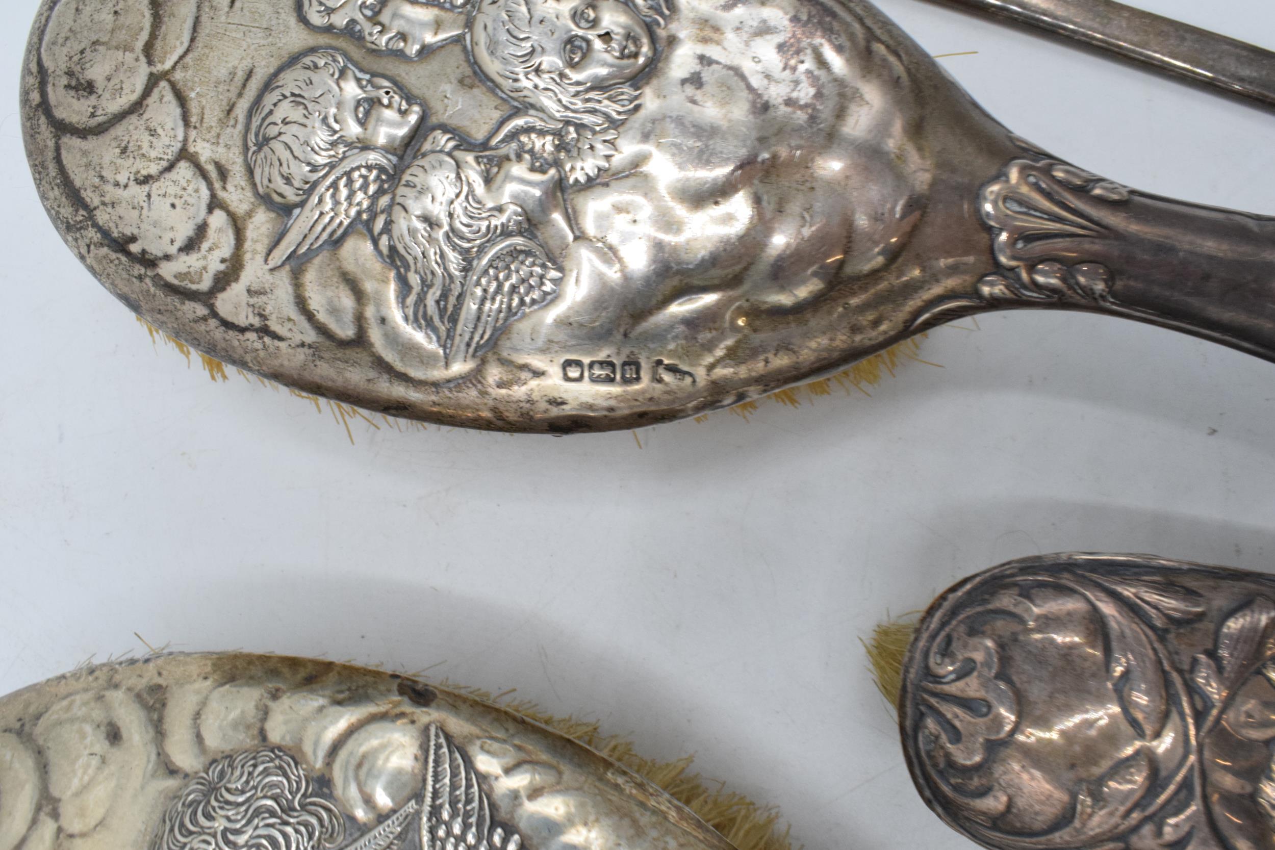 A collection of silver items in the Reynolds Angels design to include 2 large brushes, a smaller - Image 2 of 3