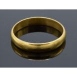 22ct gold wedding band / ring. Full UK hallmarks. UK size R. 3.9 grams.