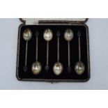 A cased set of 6 silver spoons with decoration to handle in a fitted case. Birmingham 1924. 37.7