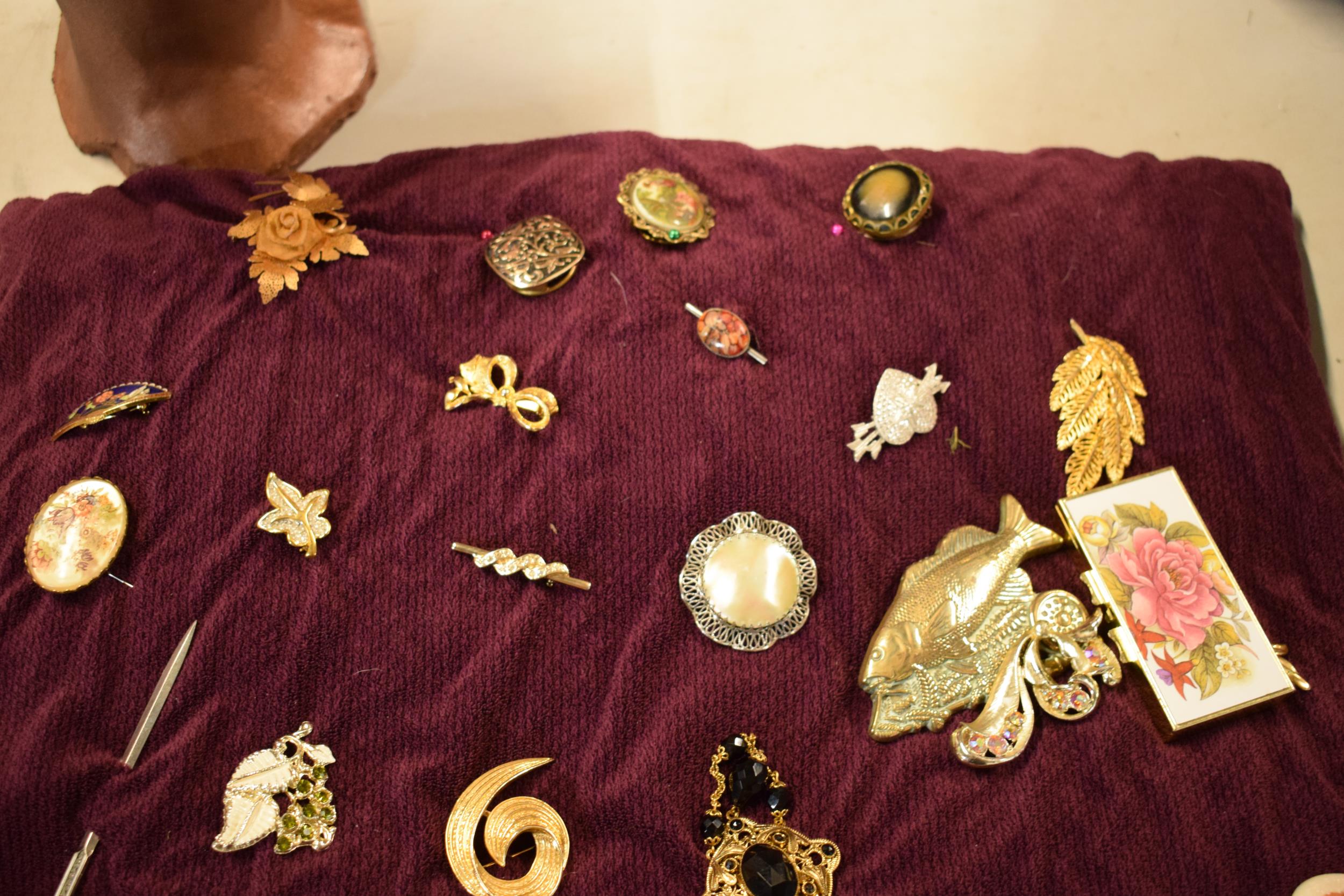A good collection of costume jewellery brooches as well as pin badges (50+). - Image 5 of 5