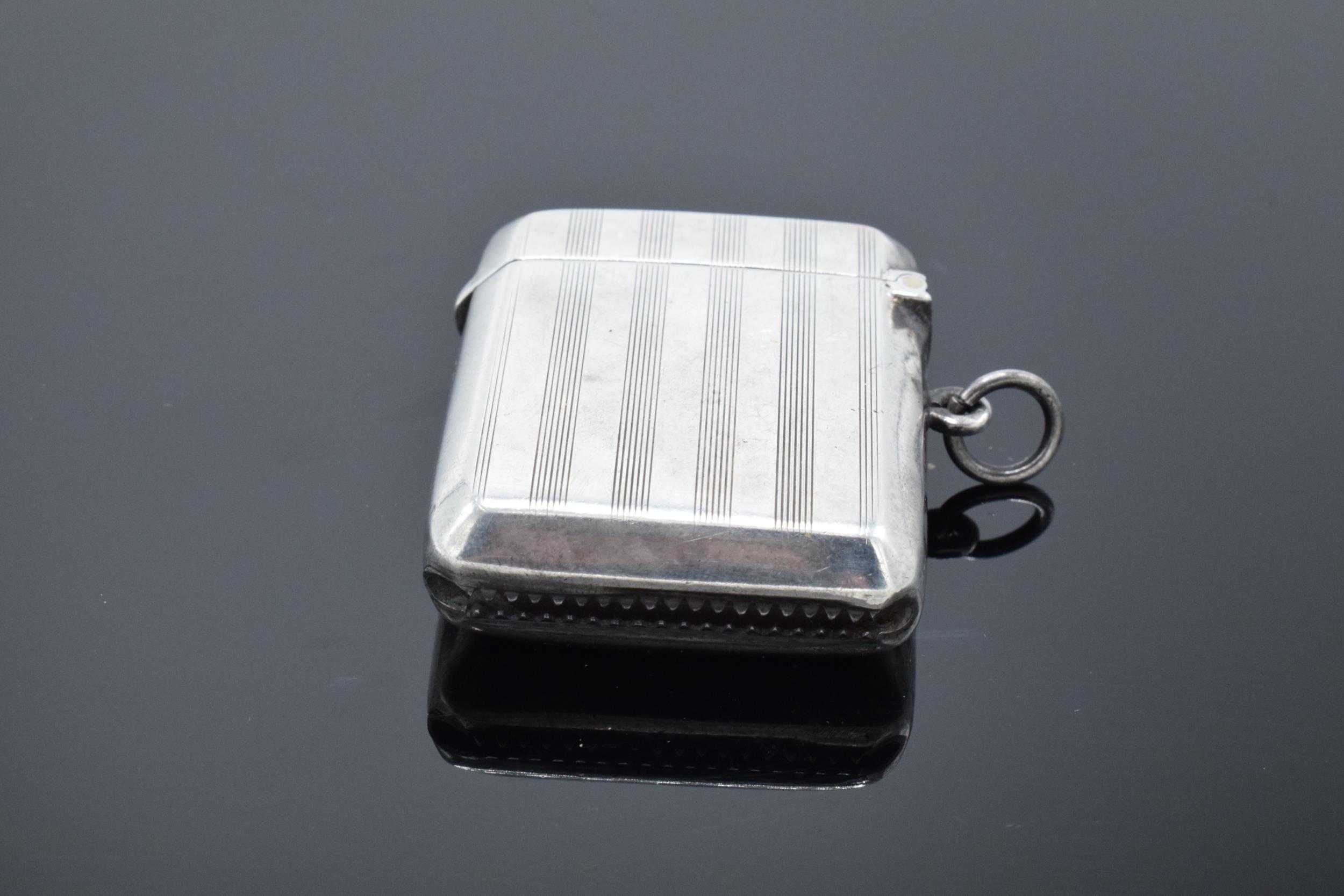 Silver vesta case hallmarked for Birmingham 1919. 32.7 grams. - Image 4 of 7