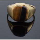 9ct gold tiger's eye signet ring. 2.8 grams total weight. UK size N/O.